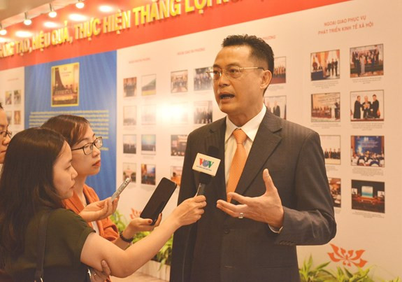 Đại sứ Thành trong một lần trả lời phỏng vấn báo chí. Đại sứ Thành trong một lần trả lời phỏng vấn báo chí.