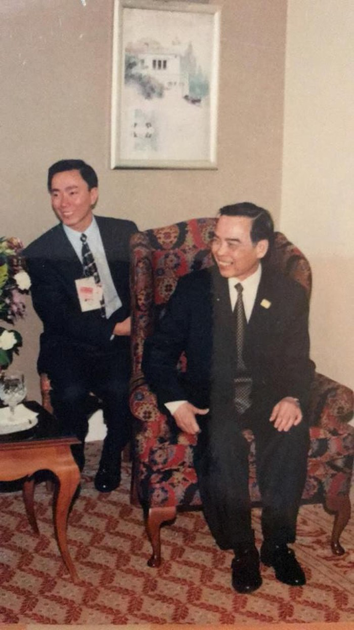 Phiên dịch cho Thủ tướng Phan Văn Khải (Ảnh internet) Phiên dịch cho Thủ tướng Phan Văn Khải (Ảnh internet)