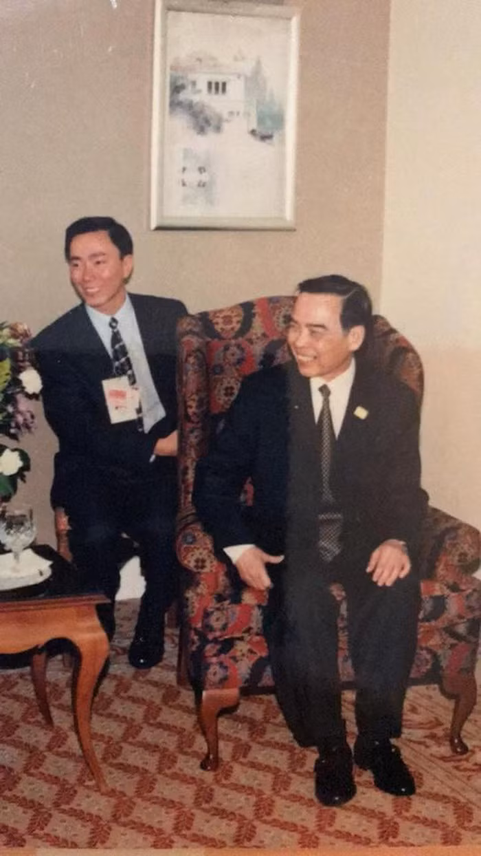 Phiên dịch cho Thủ tướng Phan Văn Khải (Ảnh internet) Phiên dịch cho Thủ tướng Phan Văn Khải (Ảnh internet)