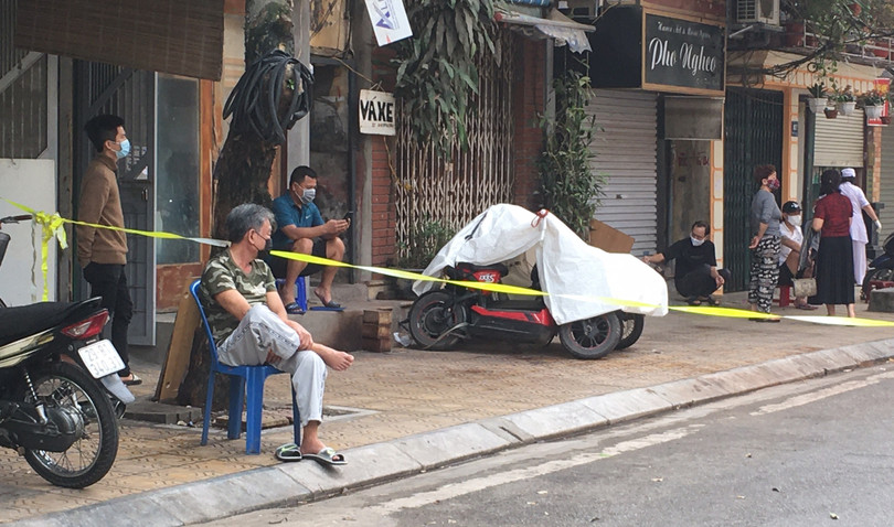 Một số người dân lưỡng lự trước các câu hỏi của báo giới. Ngoài tâm trạng lo lắng về dịch bệnh lan tới, người dân khu cách ly còn e ngại bị kỳ thị – điều đã xảy ra với những người Bình Xuyên (Vĩnh Phúc).