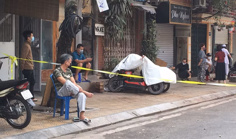 Một số người dân lưỡng lự trước các câu hỏi của báo giới. Ngoài tâm trạng lo lắng về dịch bệnh lan tới, người dân khu cách ly còn e ngại bị kỳ thị – điều đã xảy ra với những người Bình Xuyên (Vĩnh Phúc).