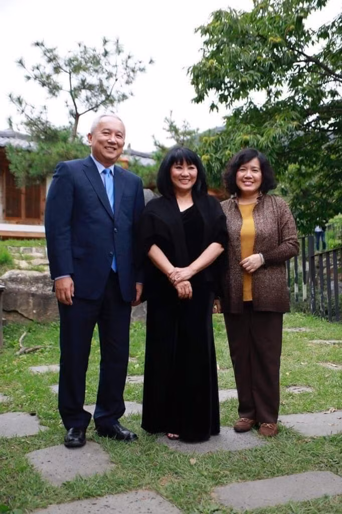 Nguyễn Vũ Tú cùng ca sỹ Cẩm Vân (giữa) tại Hàn Quốc.