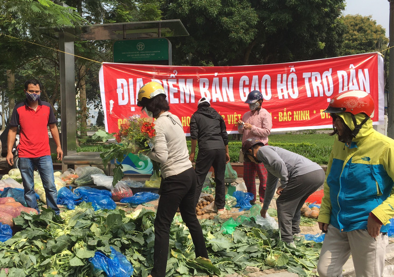 Gần khu phố Trúc Bạch, tại ngã tư giao giữa đường Thụy Khuê – Thanh Niên đã xuất hiện điểm bán thực phẩm bình ổn giá thu hút nhiều người mua.