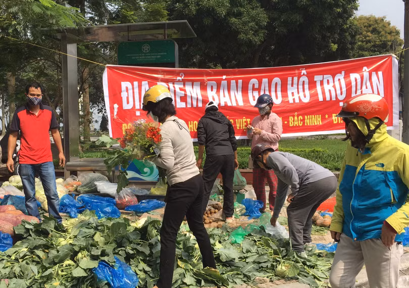 Gần khu phố Trúc Bạch, tại ngã tư giao giữa đường Thụy Khuê – Thanh Niên đã xuất hiện điểm bán thực phẩm bình ổn giá thu hút nhiều người mua.