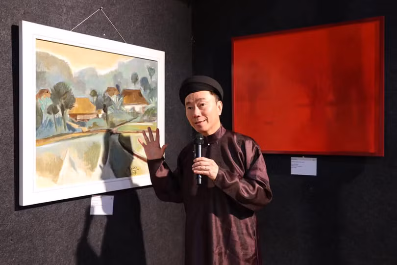 Ông Châu quảng bá tranh của các danh họa Việt Nam tại Ấn Độ(Ảnh nhân vật cung cấp). Ông Châu quảng bá tranh của các danh họa Việt Nam tại Ấn Độ(Ảnh nhân vật cung cấp).