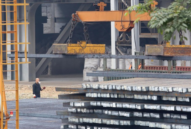 Sự liên đới dắt dây khiến cho toàn bộ nền kinh tế, không trừ mảng nào, từ sản xuất đến dịch vụ, doanh nghiệp lớn đến cửa hàng con, đều bị ảnh hưởng sụt giảm. Sự liên đới dắt dây khiến cho toàn bộ nền kinh tế, không trừ mảng nào, từ sản xuất đến dịch vụ, doanh nghiệp lớn đến cửa hàng con, đều bị ảnh hưởng sụt giảm.