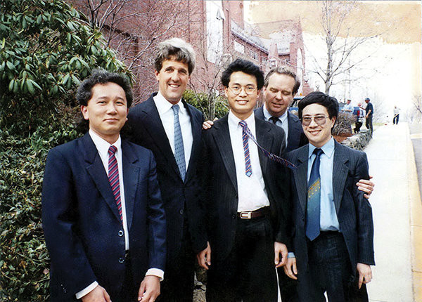 Đại sứ Nguyễn Vũ Tú, TNS John Kerry, Đại sứ Việt Nam tại Cuba Nguyễn Trung Thành, Thomas Vallely, Giám đốc Chương trình Việt Nam của Trường Kennedy thuộc Đại học Harvard, và ông Phạm Bình Minh (Phó thủ tướng kiêm Bộ trưởng Bộ Ngoại giao) bên lề hội thảo về gỡ bỏ cấm vận tại Boston năm 1993.