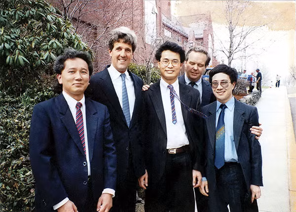 Đại sứ Nguyễn Vũ Tú, TNS John Kerry, Đại sứ Việt Nam tại Cuba Nguyễn Trung Thành, Thomas Vallely, Giám đốc Chương trình Việt Nam của Trường Kennedy thuộc Đại học Harvard, và ông Phạm Bình Minh (Phó thủ tướng kiêm Bộ trưởng Bộ Ngoại giao) bên lề hội thảo về gỡ bỏ cấm vận tại Boston năm 1993.