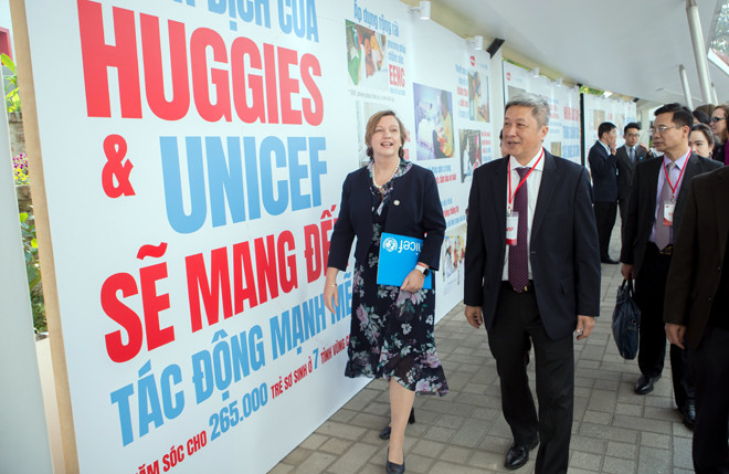 Đại diện UNICEF Việt Nam và Thứ Trưởng Bộ Y Tế Nguyễn Trường Sơn