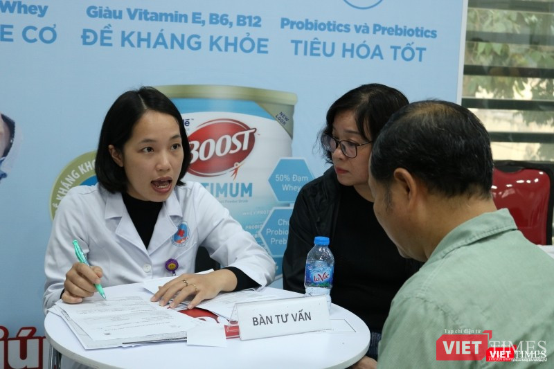 Bác sĩ tư vấn chế độ dinh dưỡng cho bệnh nhân đái tháo đường. Bác sĩ tư vấn chế độ dinh dưỡng cho bệnh nhân đái tháo đường.