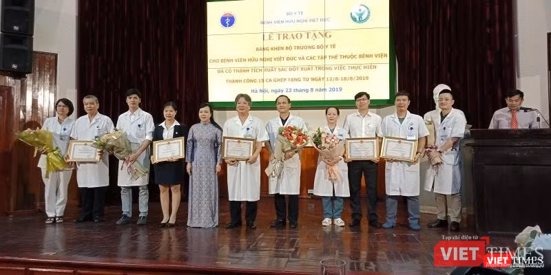 Bộ trưởng Bộ Y tế Nguyễn Thị Kim Tiến trao bằng khen cho tập thể bác sĩ của Bệnh viện Hữu nghị Việt Đức