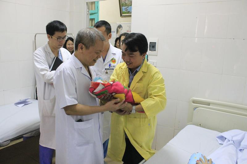 GS.TS Lê Ngọc Thành - Giám đốc Bệnh viện E thăm mẹ con chị H. sáng 17/4. GS.TS Lê Ngọc Thành - Giám đốc Bệnh viện E thăm mẹ con chị H. sáng 17/4.