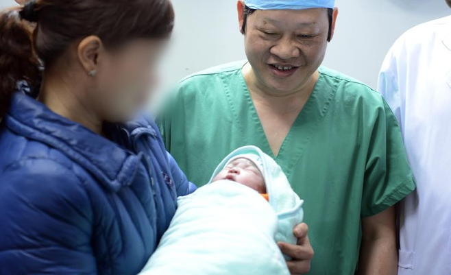 GS.TS. Nguyễn Viết Tiến chia sẻ niềm vui với gia đình hiếm muộn khoảnh khắc đón đứa con thân yêu đầu tiên chào đời. GS.TS. Nguyễn Viết Tiến chia sẻ niềm vui với gia đình hiếm muộn khoảnh khắc đón đứa con thân yêu đầu tiên chào đời.