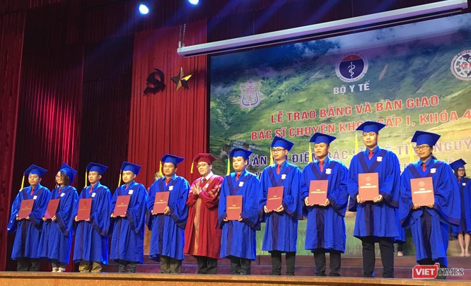 GS. Tạ Thành Văn - Hiệu trưởng Trường Đại học Y Hà Nội trao Bằng tốt nghiệp cho các bác sĩ trẻ. (Ảnh: Thanh Hằng)