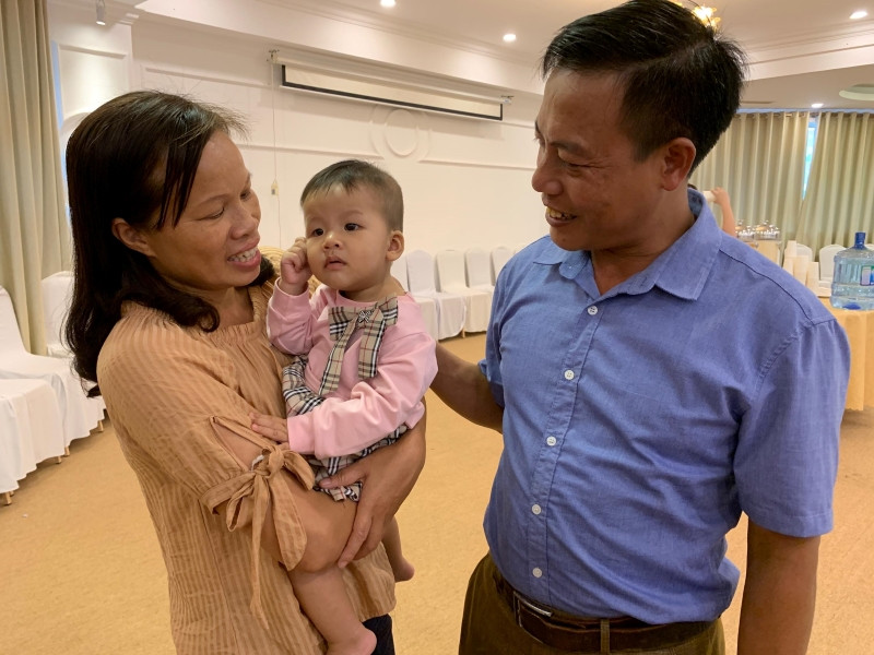 Cặp vợ chồng chữa vô sinh hiếm muộn hạnh phúc bên đứa con đầu lòng Cặp vợ chồng chữa vô sinh hiếm muộn hạnh phúc bên đứa con đầu lòng