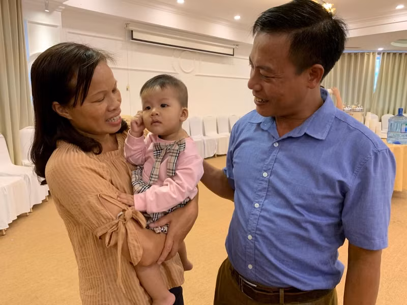 Cặp vợ chồng chữa vô sinh hiếm muộn hạnh phúc bên đứa con đầu lòng Cặp vợ chồng chữa vô sinh hiếm muộn hạnh phúc bên đứa con đầu lòng