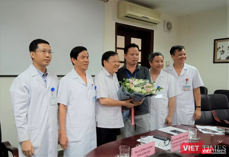 GS.TS. Nguyễn Viết Tiến chụp ảnh cùng người nhà bệnh nhân được điều trị vô sinh bằng phương pháp phẫu thuật mới.