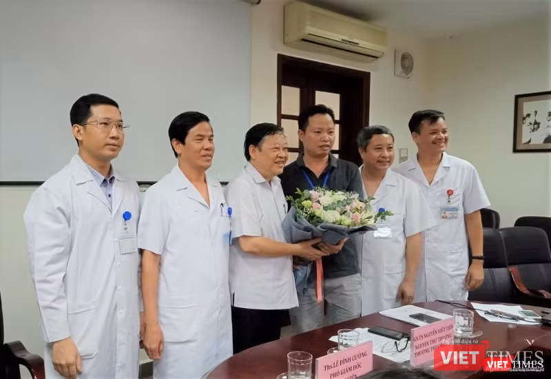 GS.TS. Nguyễn Viết Tiến chụp ảnh cùng người nhà bệnh nhân được điều trị vô sinh bằng phương pháp phẫu thuật mới.