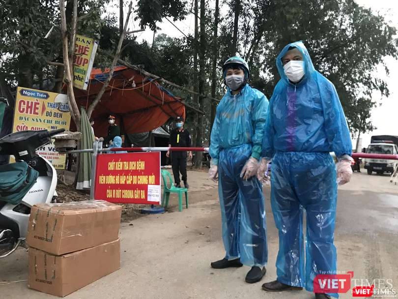 Hàng hóa chống dịch được chuyển bằng ôtô đến sát địa phận xã Sơn Lôi. Ảnh: Tuyên Nguyễn