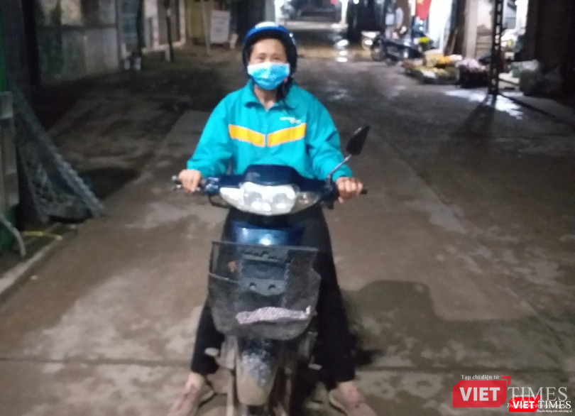 Người dân Sơn Lôi thực hiện giao phát tại địa phương - khâu cuối cùng trong quá trình vận chuyển hàng chống dịch.