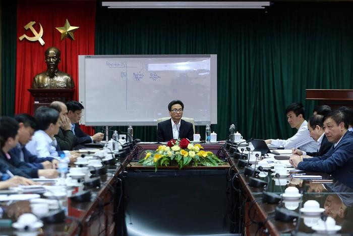 Phó Thủ tướng Vũ Đức Đam, Trưởng Ban Chỉ đạo Quốc gia phòng chống bệnh viêm đường hô hấp cấp do chủng mới của virus Corona chủ trì cuộc họp. Ảnh: VGP