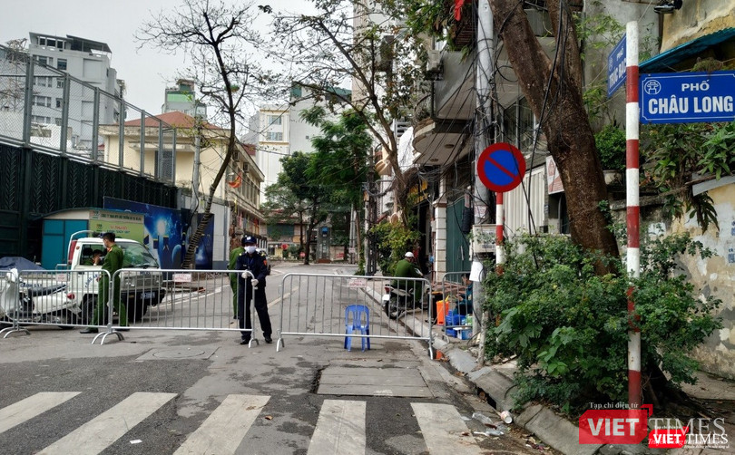 Một vài người được phép ra khỏi khu vực sau khi hoàn thành nhiệm vụ. Sau đó, barie lại tiếp tục đóng lại.