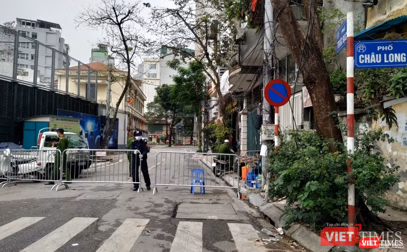 Một vài người được phép ra khỏi khu vực sau khi hoàn thành nhiệm vụ. Sau đó, barie lại tiếp tục đóng lại.