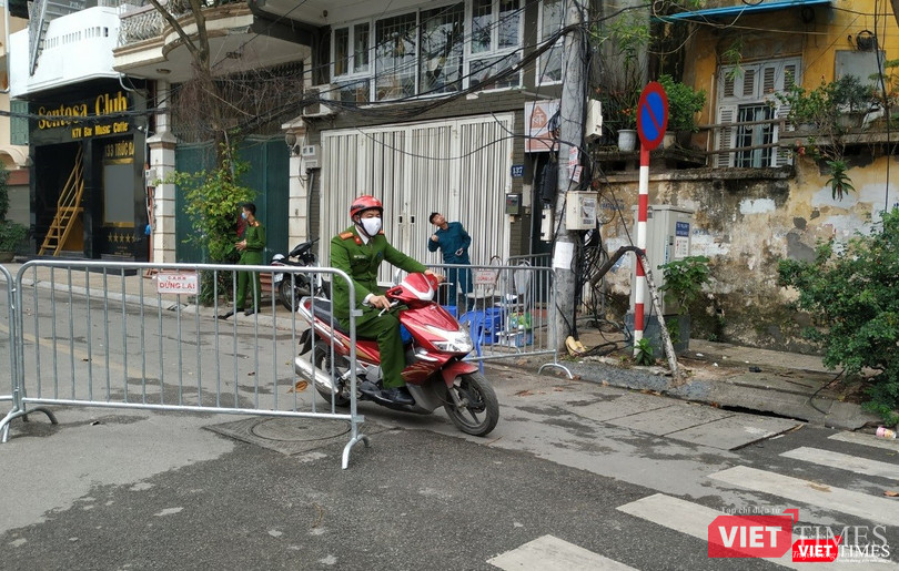 Nhiều người dân đã đến sát khu vực cách ly nhưng không được ra vào. Ở đây, chỉ duy nhất lực lượng chức năng thực thi nhiệm vụ được ra vào khu vực phong tỏa.