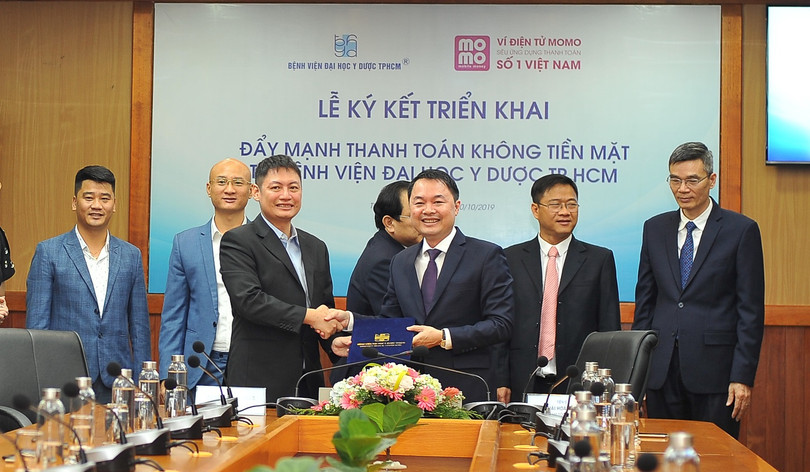 Hình 2 - TS. Thái Hoài Nam – Phó Giám đốc BV ĐHYD TPHCM và ông Nguyễn Mạnh Tường - Chủ tịch Ví MoMo cùng ký kết hợp tác triển khai đẩy mạnh thanh toán không tiền mặt tại BV Đại học Y Dược Tp.HCM