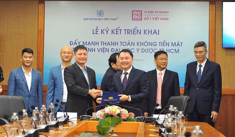 Hình 2 - TS. Thái Hoài Nam – Phó Giám đốc BV ĐHYD TPHCM và ông Nguyễn Mạnh Tường - Chủ tịch Ví MoMo cùng ký kết hợp tác triển khai đẩy mạnh thanh toán không tiền mặt tại BV Đại học Y Dược Tp.HCM