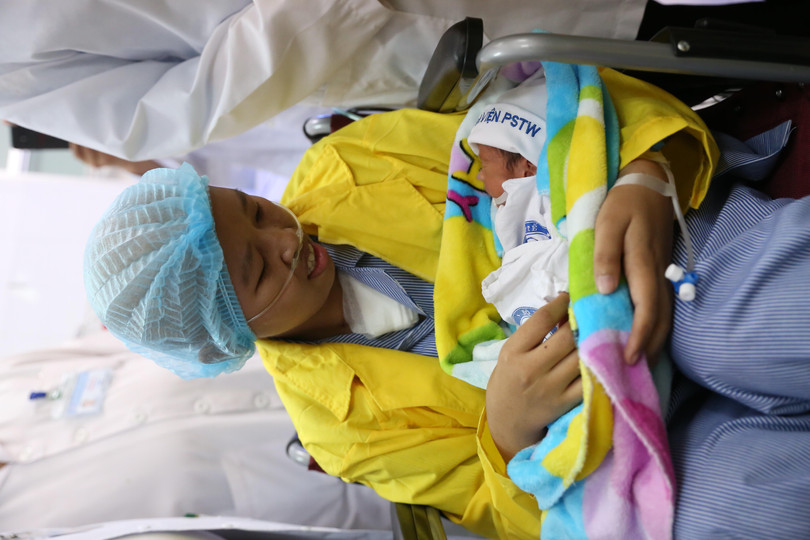 Chị Nguyễn Thị Liên ôm con trai là bé Đỗ Bình An trong lòng Chị Nguyễn Thị Liên ôm con trai là bé Đỗ Bình An trong lòng