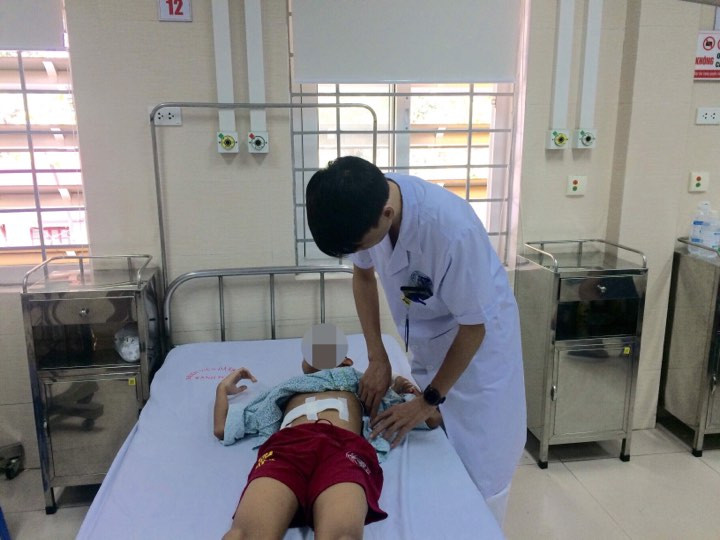 Bác sĩ của Bệnh viện thăm khám cho A. sau mổ (Ảnh: Báo Sức khỏe & Đời sống)