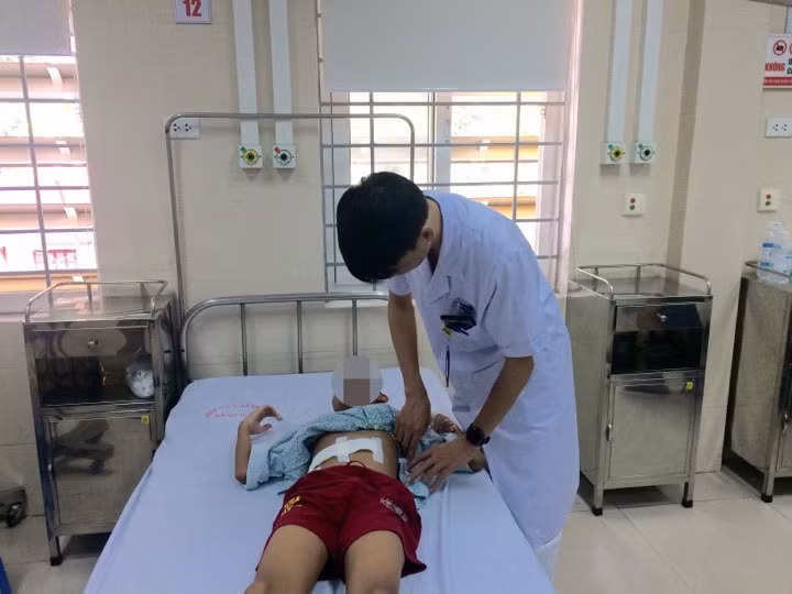 Bác sĩ của Bệnh viện thăm khám cho A. sau mổ (Ảnh: Báo Sức khỏe & Đời sống)