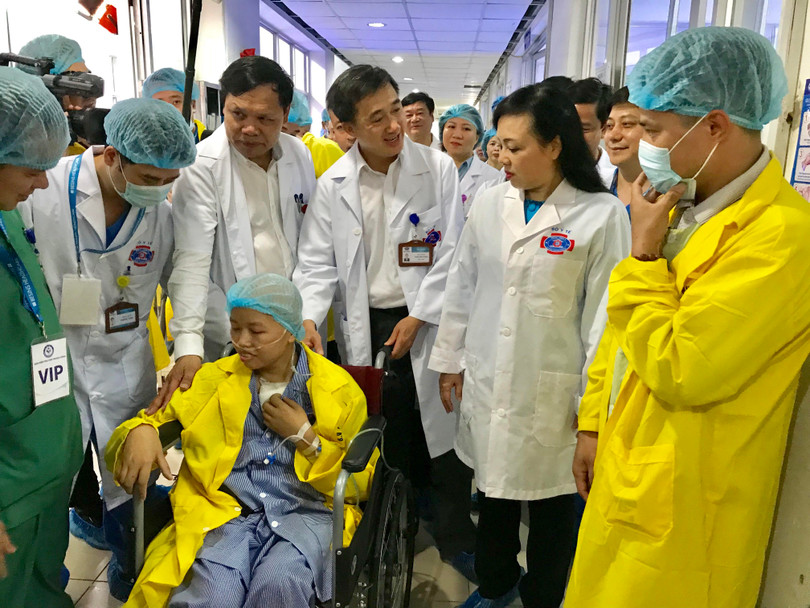 Bộ trưởng Bộ Y tế Nguyễn Thị Kim Tiến cùng chị Nguyễn Thị Liên đi thăm bé Đỗ Bình An Bộ trưởng Bộ Y tế Nguyễn Thị Kim Tiến cùng chị Nguyễn Thị Liên đi thăm bé Đỗ Bình An