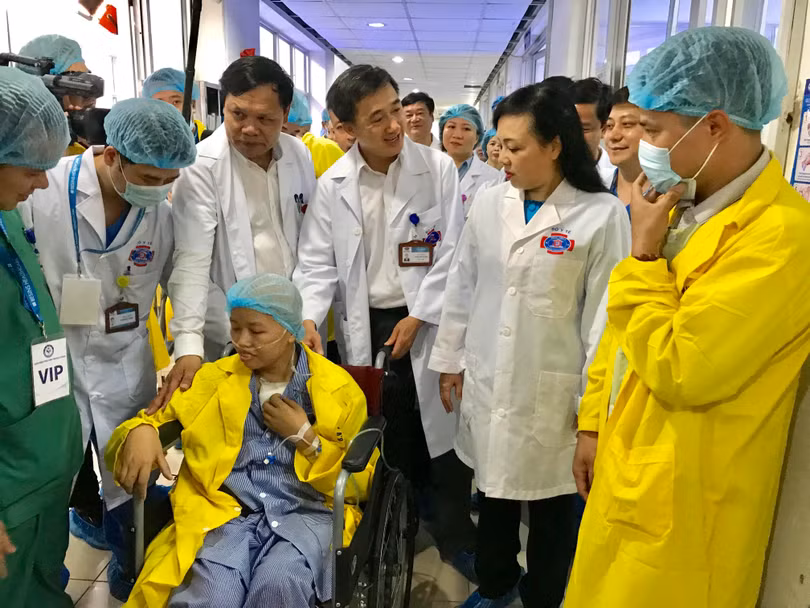 Bộ trưởng Bộ Y tế Nguyễn Thị Kim Tiến cùng chị Nguyễn Thị Liên đi thăm bé Đỗ Bình An