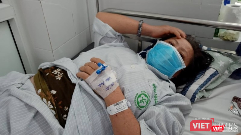 Một bệnh nhân đang điều trị sốt xuất huyết tại Trung tâm Bệnh nhiệt đới, Bệnh viện Bạch Mai