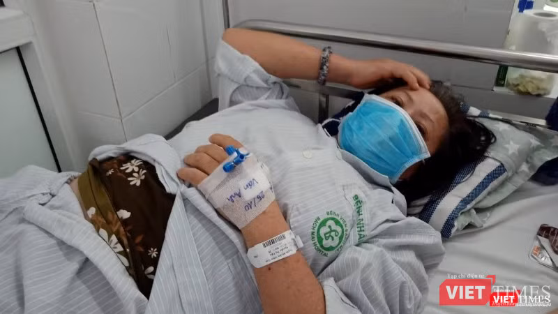 Một bệnh nhân đang điều trị sốt xuất huyết tại Trung tâm Bệnh nhiệt đới, Bệnh viện Bạch Mai