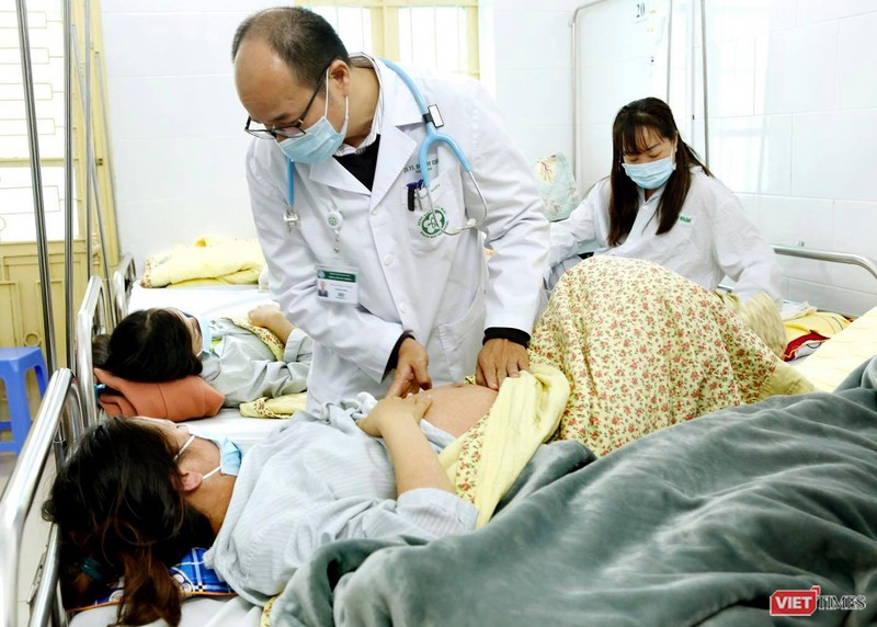 PGS.TS. Đỗ Duy Cường - Giám đốc Trung tâm Bệnh nhiệt đới, Bệnh viện Bạch Mai - khám cho bệnh nhân.