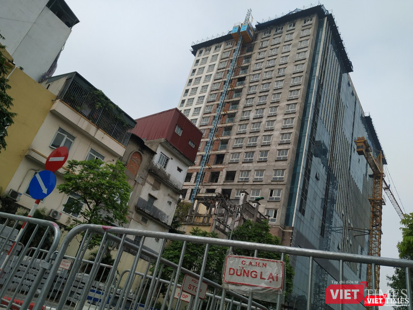Công trình 8B Lê Trực (Ba Đình - Hà Nội) kéo dài gần 10 năm, trong đó, có gần 5 năm phát hiện sai phạm nhưng phải đến nay, TP. Hà Nội mới ráo riết xử lý. Ảnh: Anh Lê. Công trình 8B Lê Trực (Ba Đình - Hà Nội) kéo dài gần 10 năm, trong đó, có gần 5 năm phát hiện sai phạm nhưng phải đến nay, TP. Hà Nội mới ráo riết xử lý. Ảnh: Anh Lê.