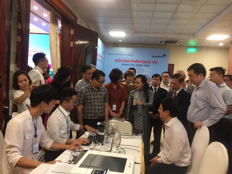 Bộ trưởng Nguyễn Thị Kim Tiến thăm khu vực làm thẻ thanh toán viện phí