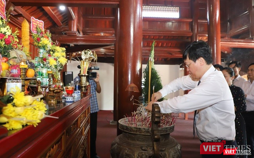 Chủ tịch UBND tỉnh Nguyễn Đức Trung dâng hương nhà tưởng niệm tại Nghĩa trang liệt sĩ quốc tế Việt Lào.