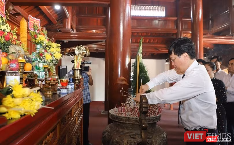 Chủ tịch UBND tỉnh Nguyễn Đức Trung dâng hương nhà tưởng niệm tại Nghĩa trang liệt sĩ quốc tế Việt Lào.