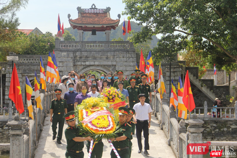 Đoàn đại biểu dâng hoa tại Đài tưởng niệm trong khuôn viên Nghĩa trang liệt sĩ quốc tế Việt - Lào.
