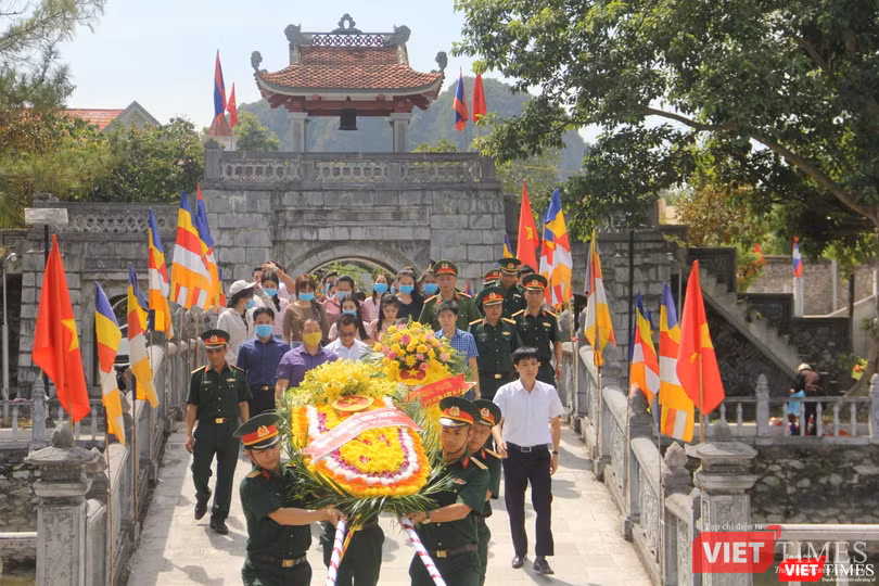 Đoàn đại biểu dâng hoa tại Đài tưởng niệm trong khuôn viên Nghĩa trang liệt sĩ quốc tế Việt - Lào.