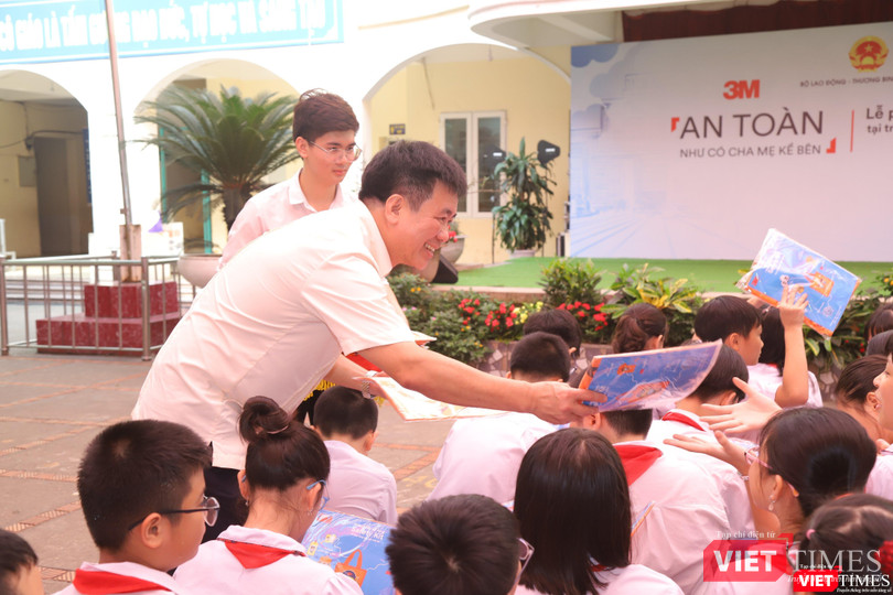 Ông Hoàng Văn Tiến – Giám đốc Quỹ Bảo trợ trẻ em Việt Nam trao món quà nâng cao khả năng tự bảo vệ cho các em học sinh