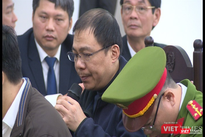 Bị cáo Phạm Nhật Vũ - nguyên Chủ tịch Hội đồng quản trị AVG - khai báo lý lịch căn cước tại tòa.