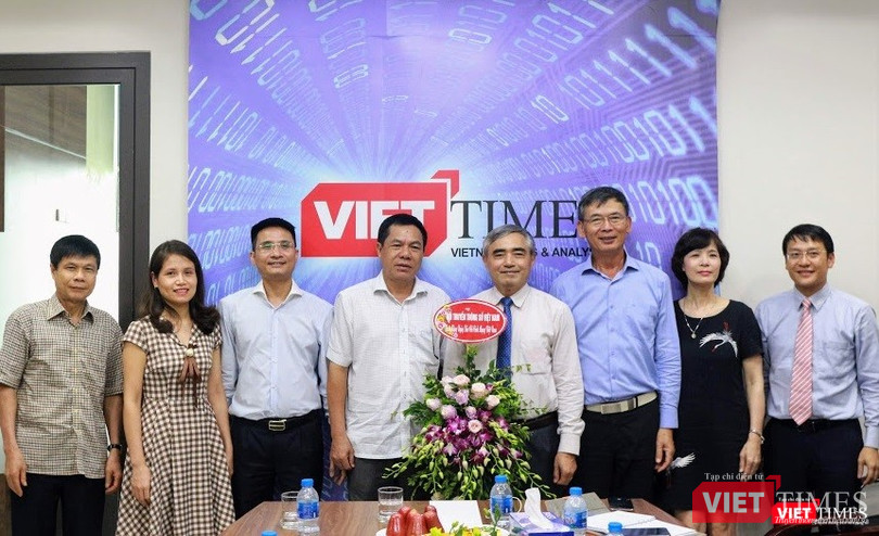 Chủ tịch Nguyễn Minh Hồng (thứ tư, phải sang) cùng Phó Chủ tịch Nguyễn Văn Hảo (thứ ba, phải sang), Phó Tổng Thư ký Vũ Kiêm Văn (bìa phải) và Trưởng ban Hội viên Bùi Như Uyên (bìa trái) đại diện Ban lãnh đạo Hội Truyền thông số chúc mừng các Phóng viên, Biên tập viên của VietTimes.