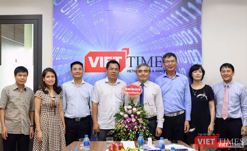 Chủ tịch Nguyễn Minh Hồng (thứ tư, phải sang) cùng Phó Chủ tịch Nguyễn Văn Hảo (thứ ba, phải sang), Phó Tổng Thư ký Vũ Kiêm Văn (bìa phải) và Trưởng ban Hội viên Bùi Như Uyên (bìa trái) đại diện Ban lãnh đạo Hội Truyền thông số chúc mừng các Phóng viên, Biên tập viên của VietTimes.