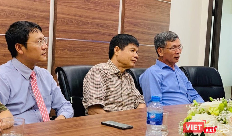 Ông Nguyễn Văn Hảo (bìa phải) rất quan tâm về đời sống của các Phóng viên, Biên tập viên VietTimes.