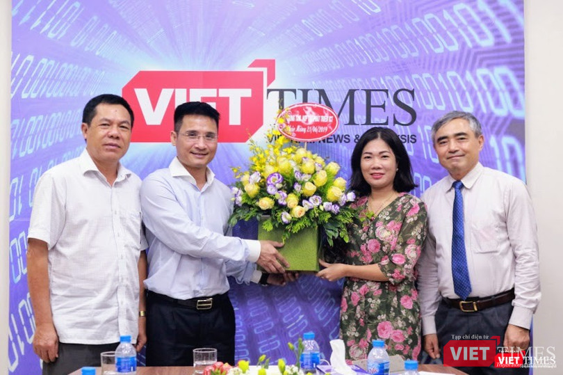 Bà Nguyễn Thị Bích Lan – Giám đốc Trung tâm Hợp tác Phát triển ICT (ICTcode) cùng Chủ tịch Nguyễn Minh Hồng tặng hoa cảm ơn và chúc mừng VietTimes.